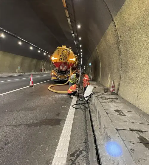 宝安隧道排水渠清淤